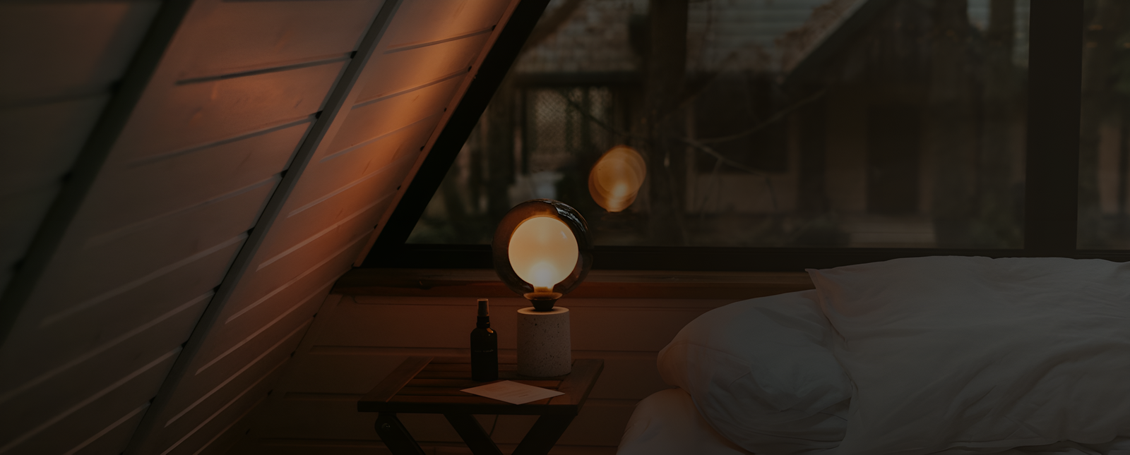 سرير ومخدات في أجواء ليلية دافئة